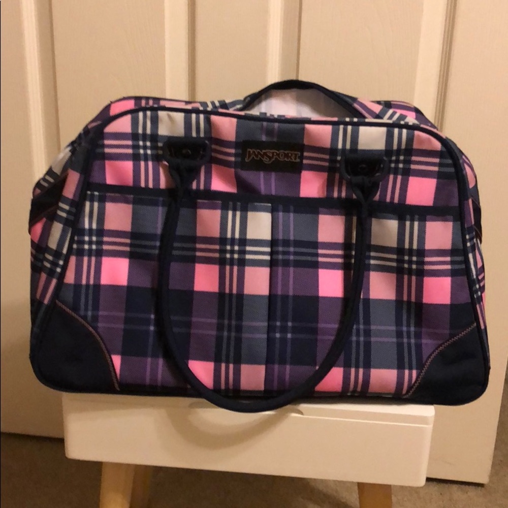Plaid weekender bag for those who love to travel.